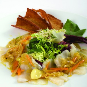 SALADA DE BACALHAU COM LÂMINAS DE BROA E PEQUENO FUNDO DE CEBOLA