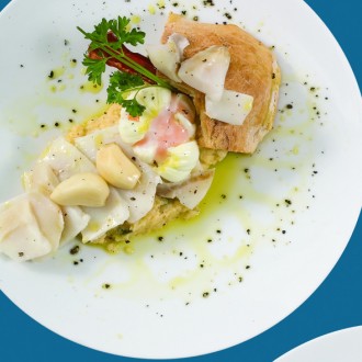 AÇORDA DE BACALHAU COM SALTEADO DE ALHOS-PORROS TENROS